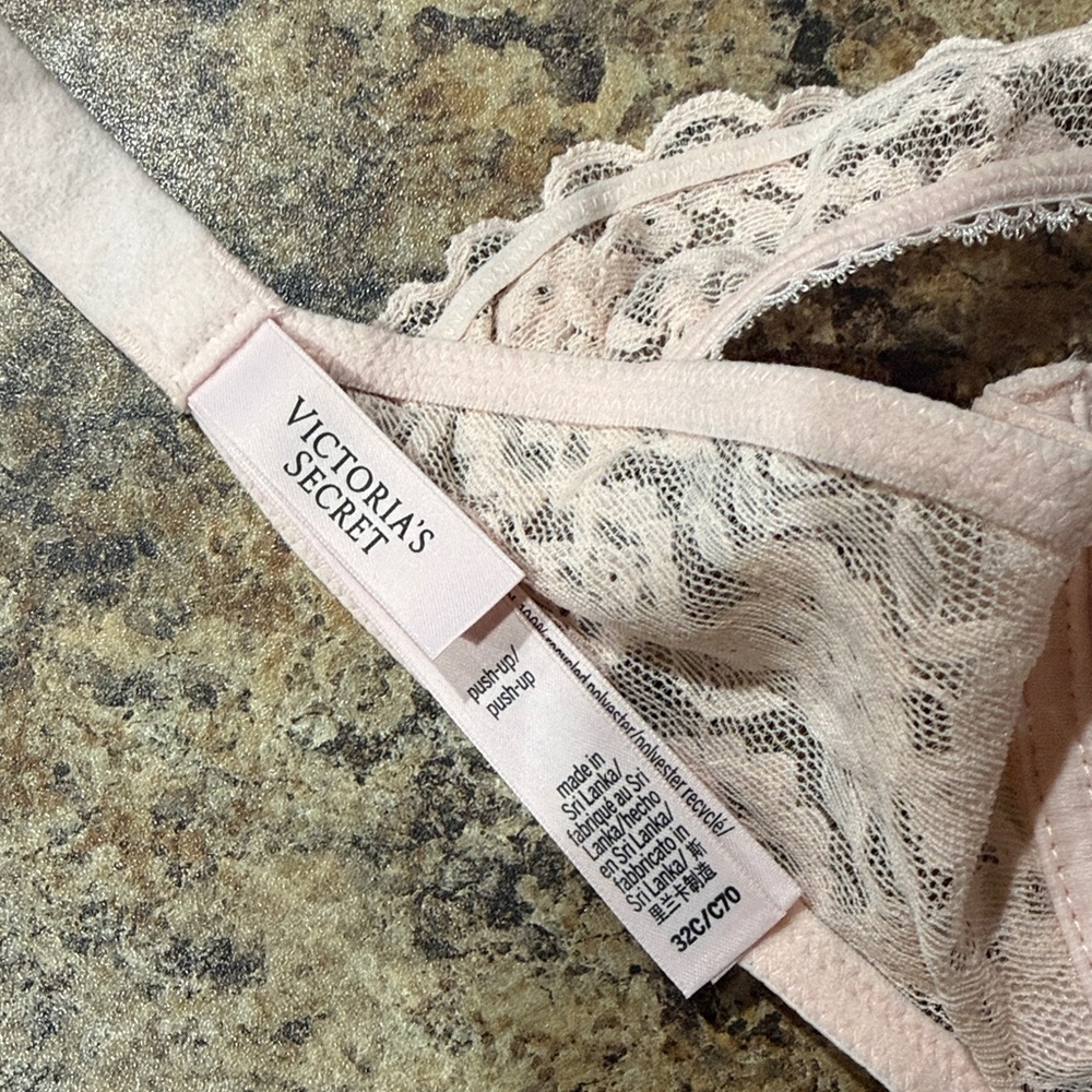 NWOT Victoria’s Secret Sexy Tee Smooth Lacie Wireless push-up bra - Picture 4 of 4